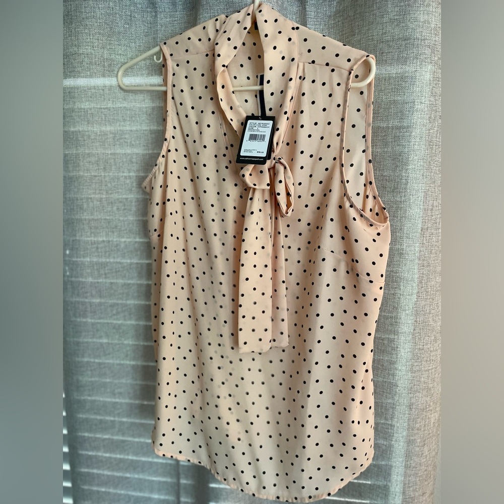 Womens top, Size medium. Very nice shirt. Only worn a few times.